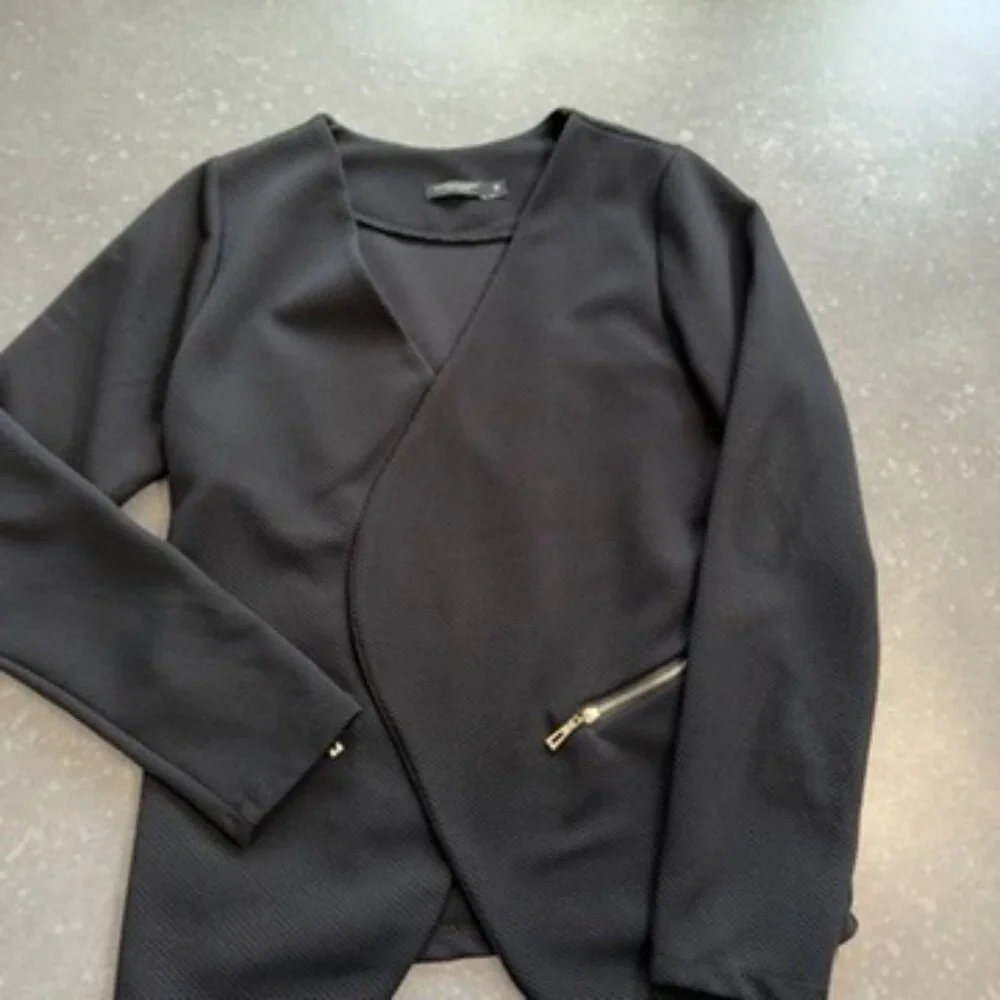 Lungo L’Arno Textured Black Zip-Front Jacket – Size Medium - Picture 2 of 9